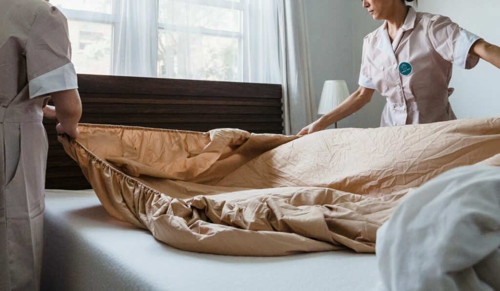 วิธีกำจัดฝุ่นในบ้าน ด้วยการเปลี่ยนผ้าปูที่นอน ปลอกหมอน ผ้าห่ม 